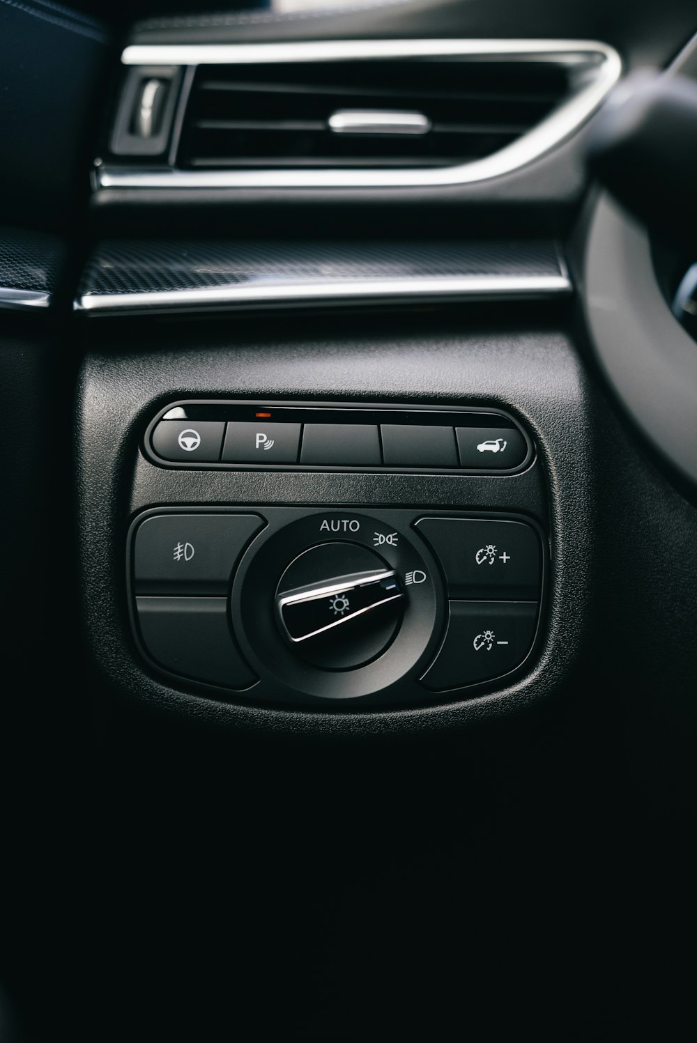 Controles eléctricos del interior de un auto