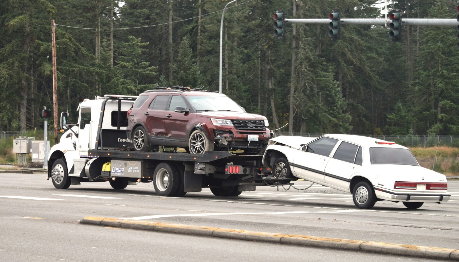 Grúa de plataforma cargando un auto para trasladarlo en Chile