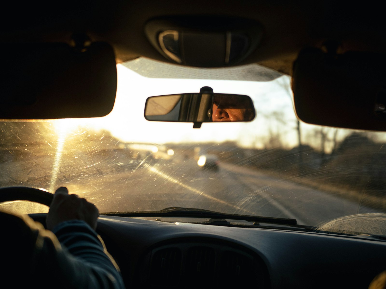 Parabrisas de un auto visto desde el interior con el espejo retrovisor, Chile