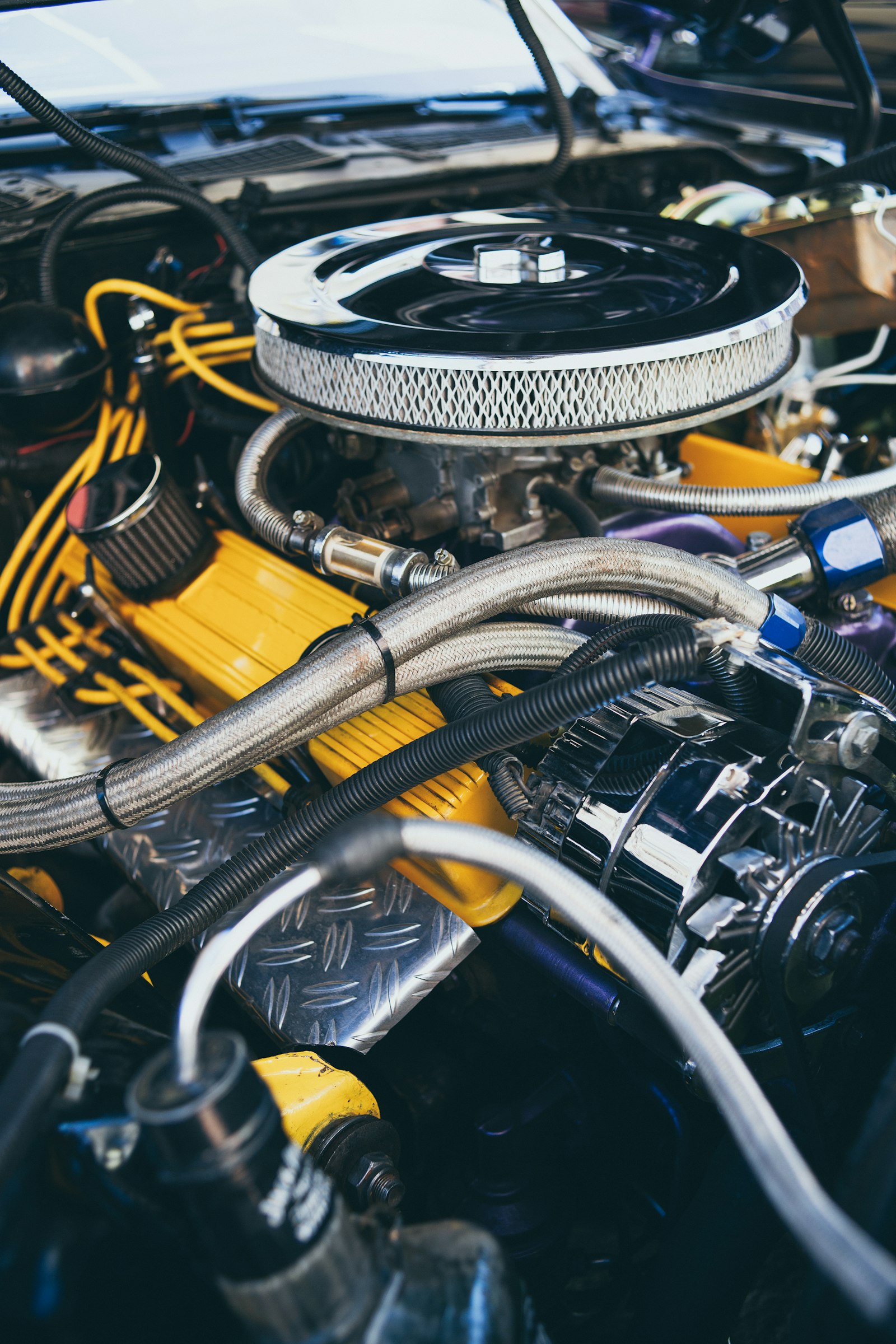 Motor con el radiador y las mangueras del sistema de refrigeración a la vista en Chile